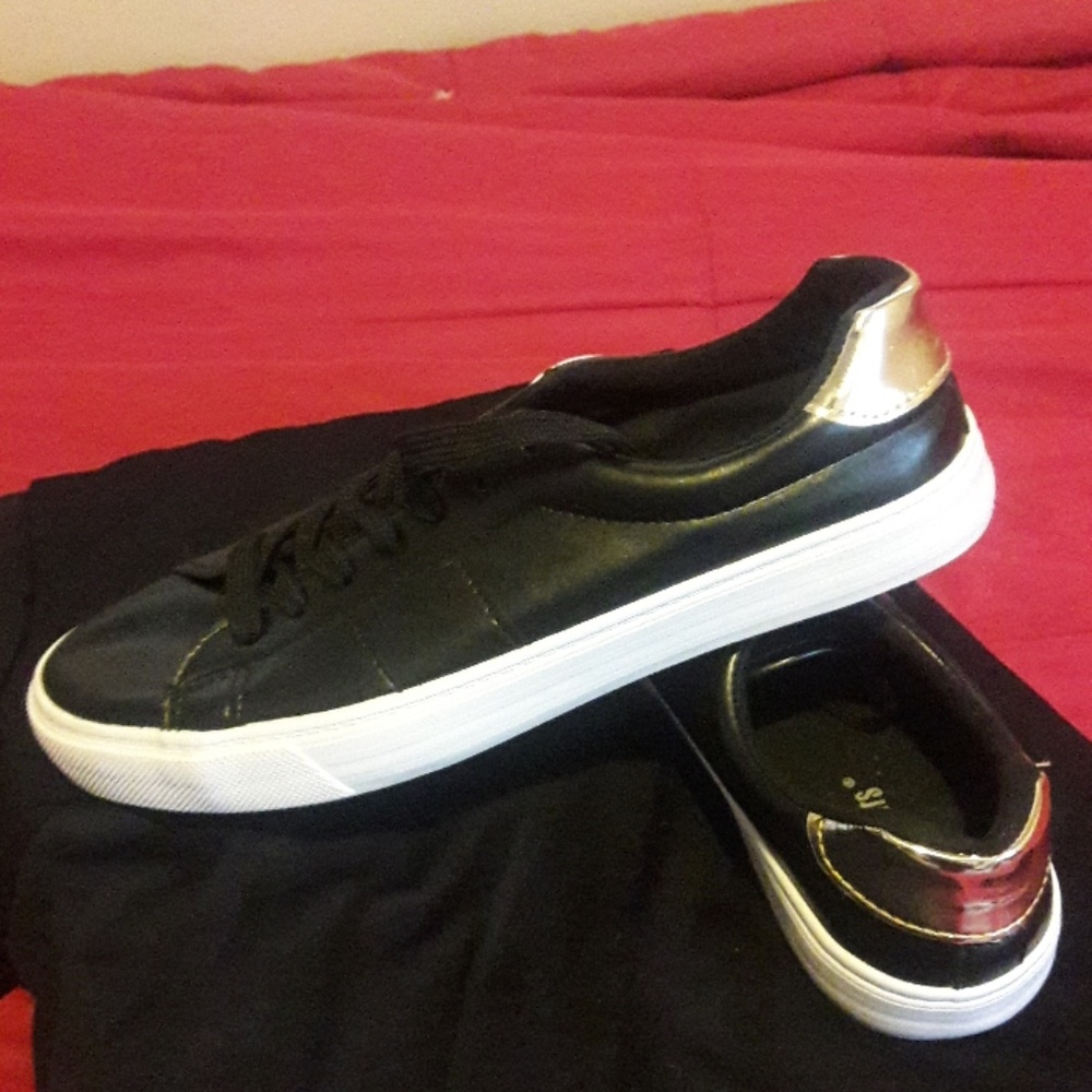 Tennis shoes